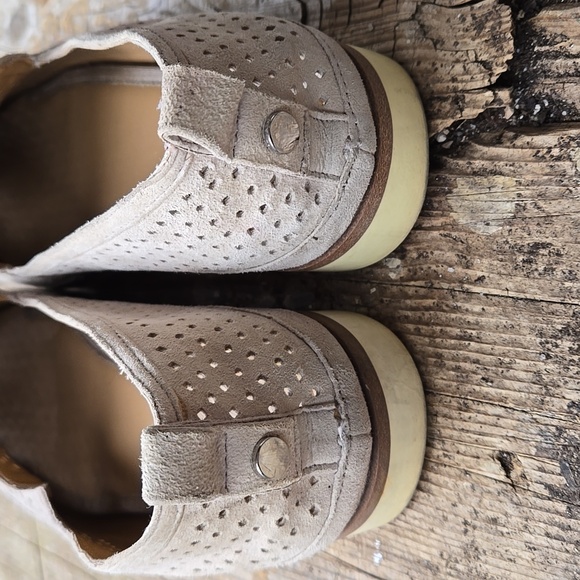 Franco Sarto Perforated Beige Ladies Loafers. Size 6M. Good Condition. - Picture 4 of 13